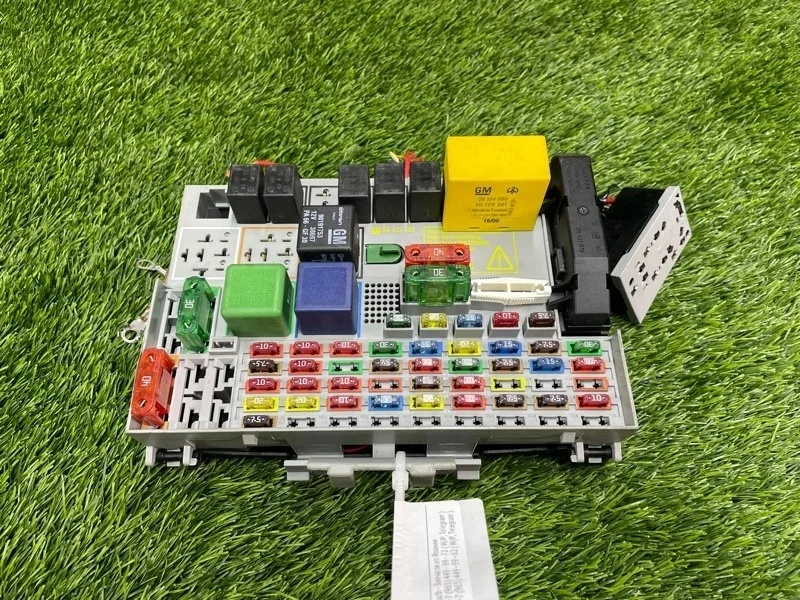 Блок предохранителей Opel Zafira A 24431677 F75 Z18XE, передний