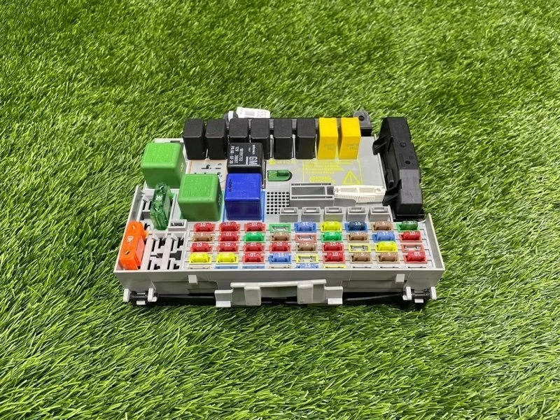 Блок предохранителей Opel Zafira A 24431677 F75 Z18XE, передний