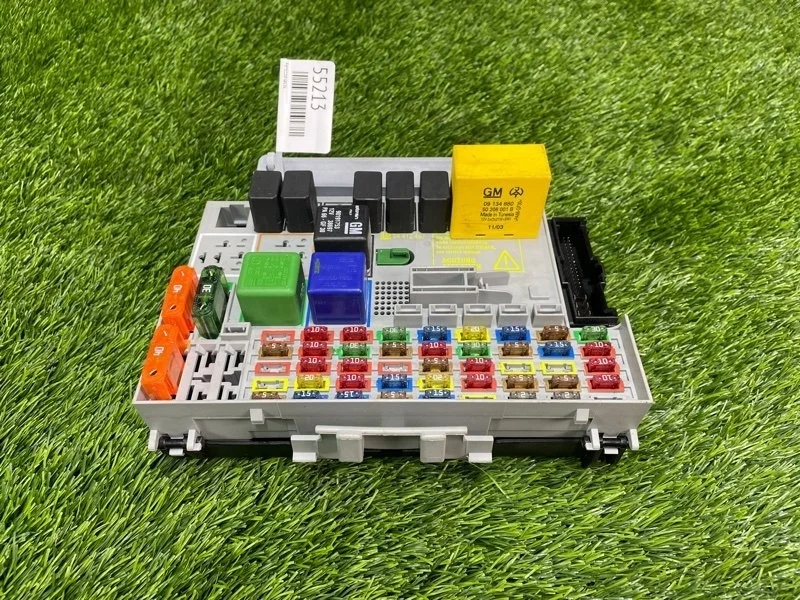 Блок предохранителей Opel Zafira A 24431677 F75 Z18XE, передний