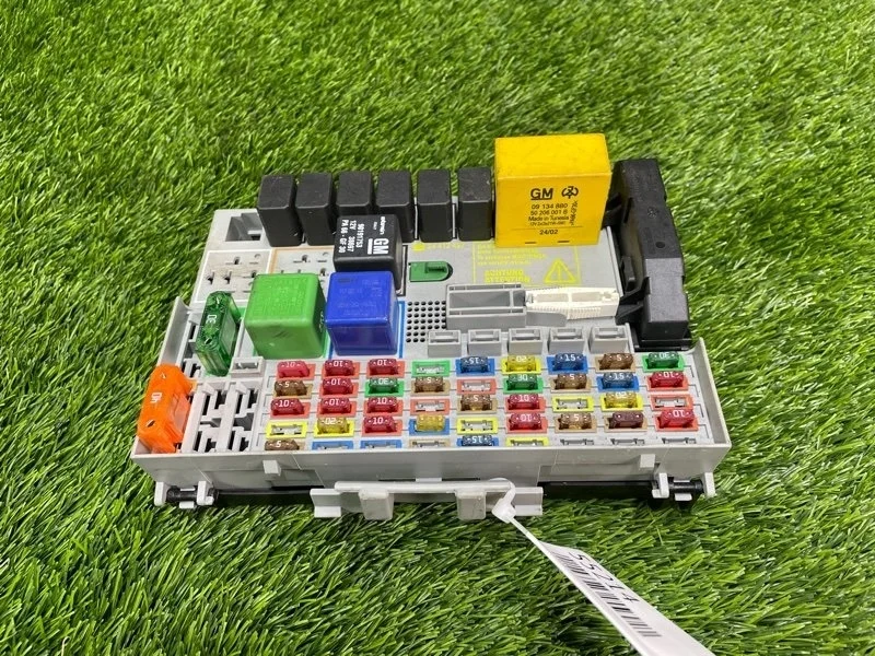 Блок предохранителей Opel Zafira A 24431677 F75 Z18XE, передний