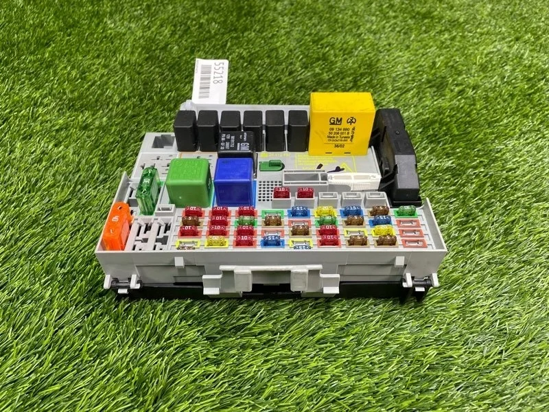 Блок предохранителей Opel Zafira A 24431677 F75 Z18XE, передний