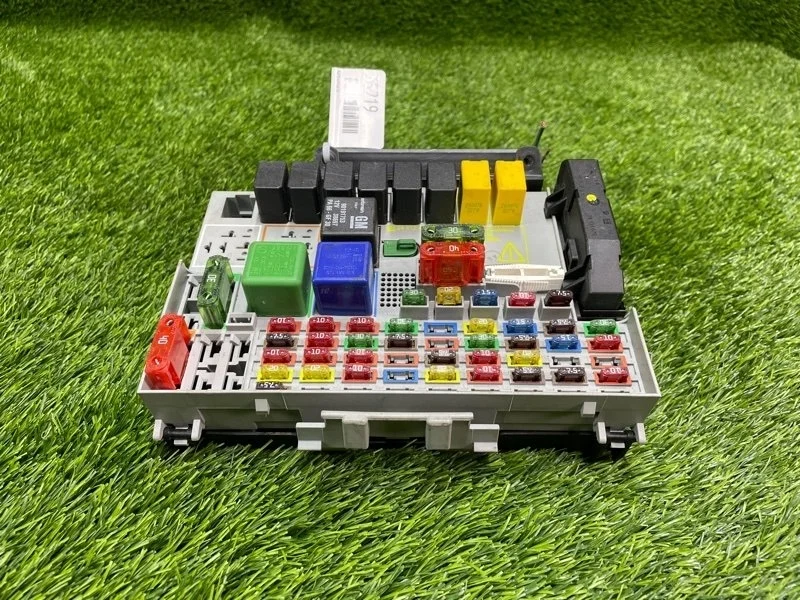 Блок предохранителей Opel Zafira A 24431677 F75 Z18XE, передний