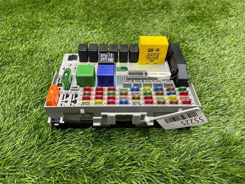 Блок предохранителей Opel Zafira A 24431677 F75 Z18XE, передний