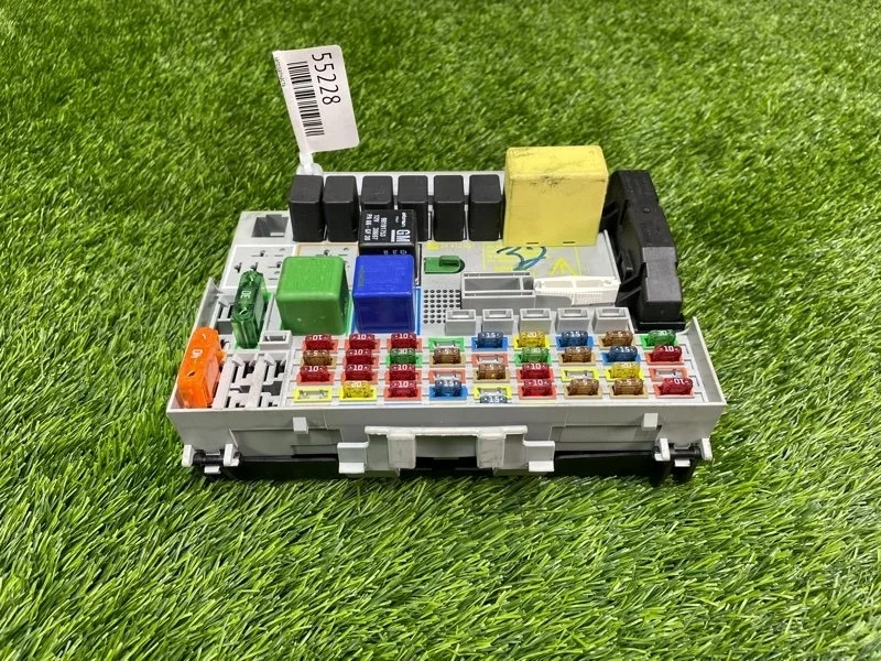 Блок предохранителей Opel Zafira A 24431677 F75 Z18XE, передний