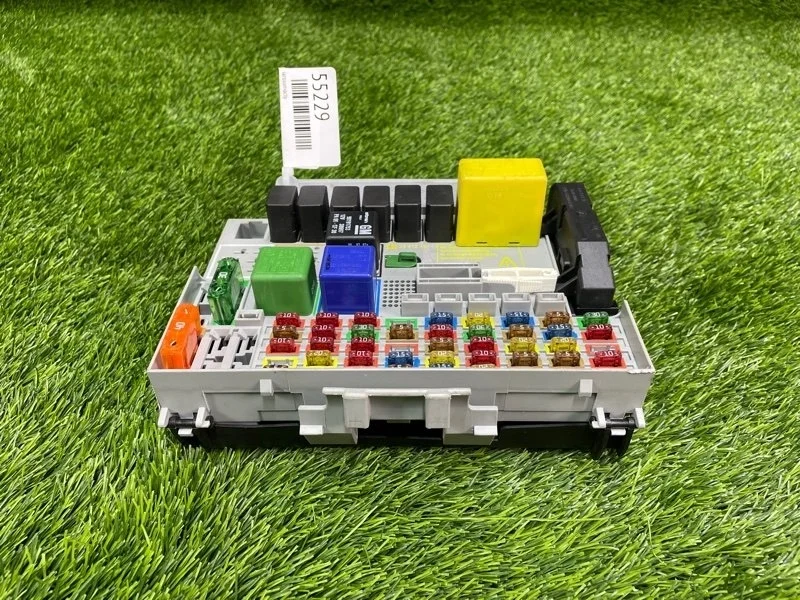 Блок предохранителей Opel Zafira A 24431677 F75 Z18XE, передний