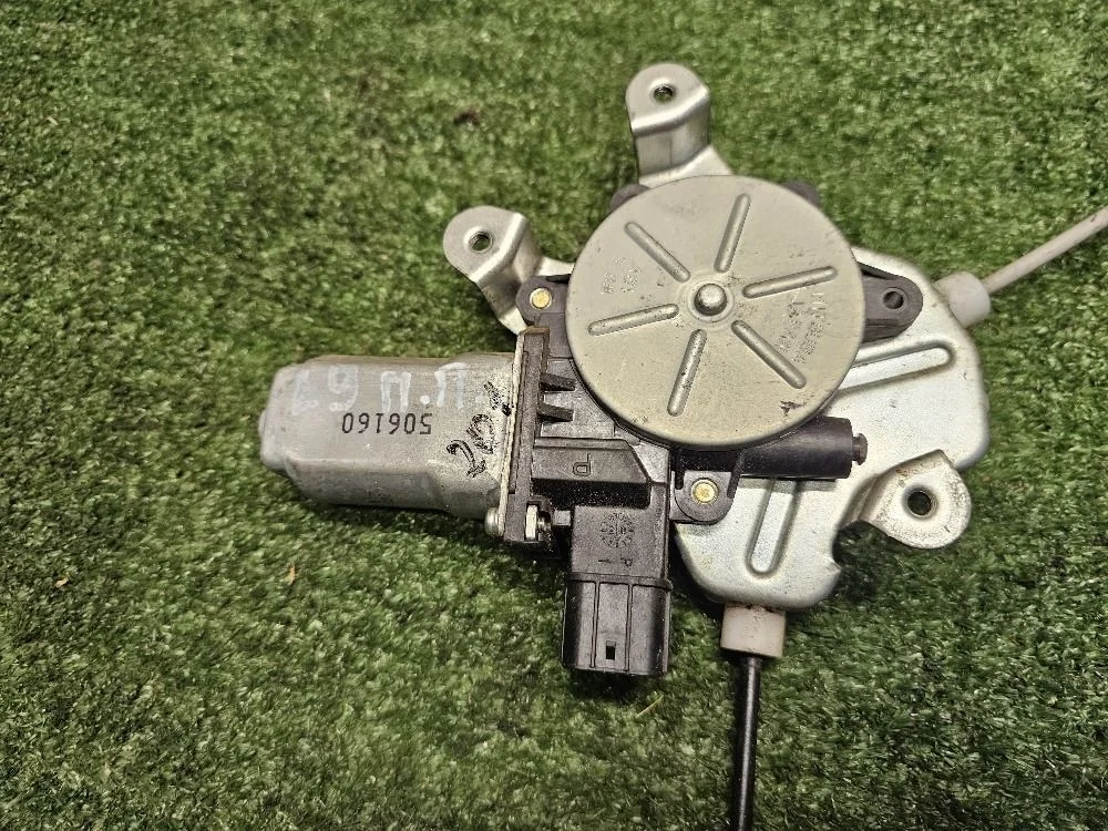 Моторчик стеклопод перед правый Mitsubishi Lancer