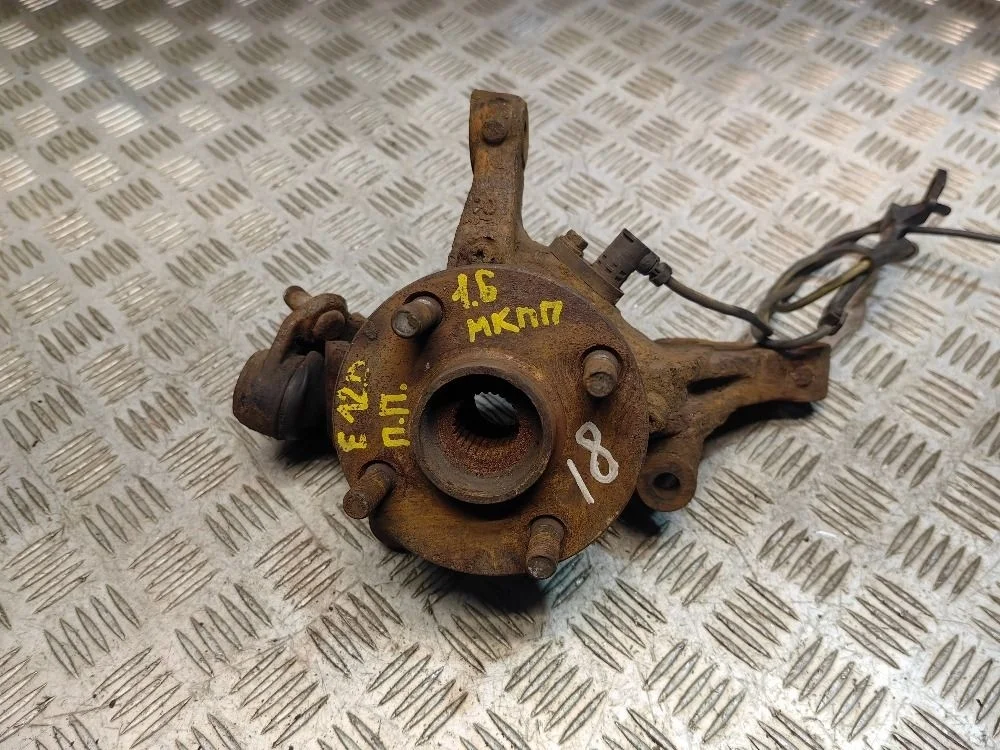 Кулак передний правый Toyota Corolla E120