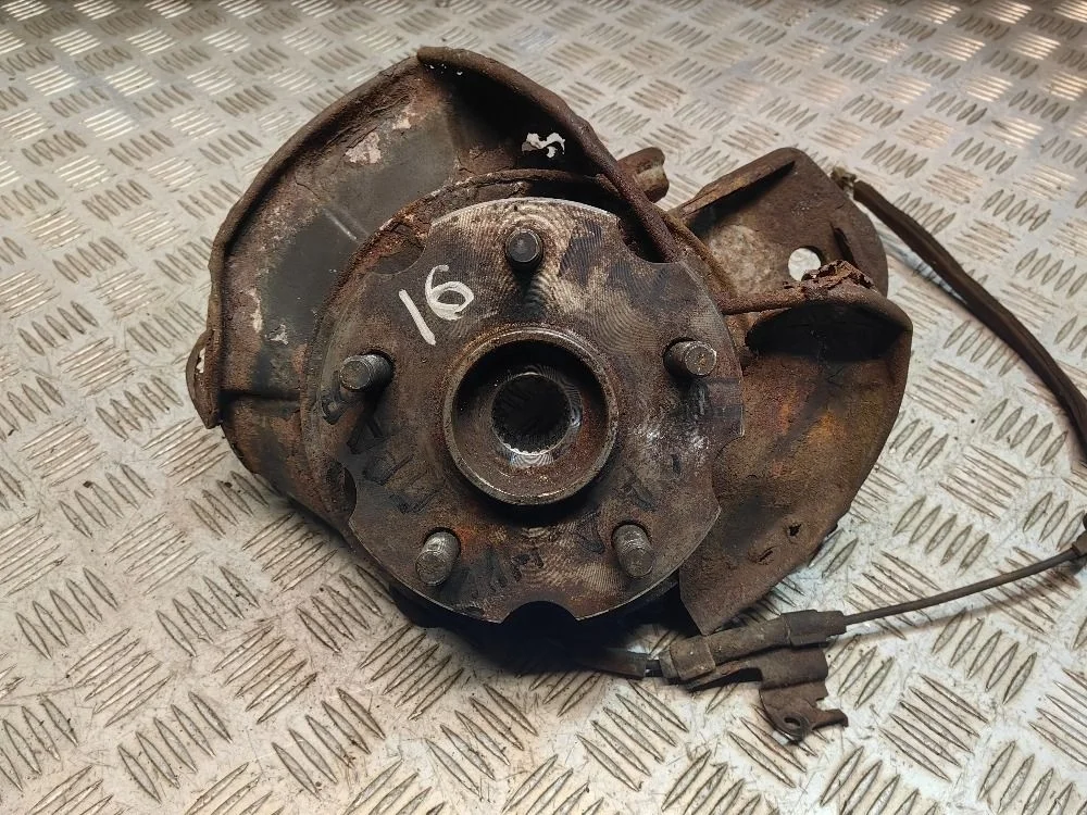 Кулак поворотный задний правый Toyota RAV4