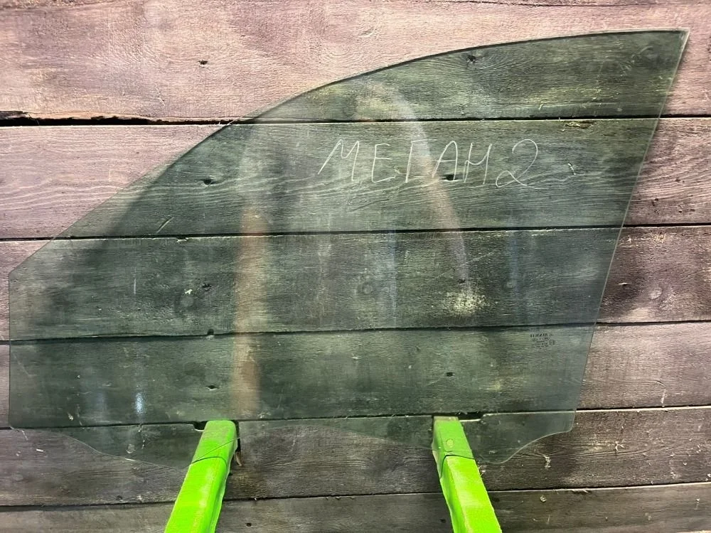 Стекло двери передней правой Renault Megane 2