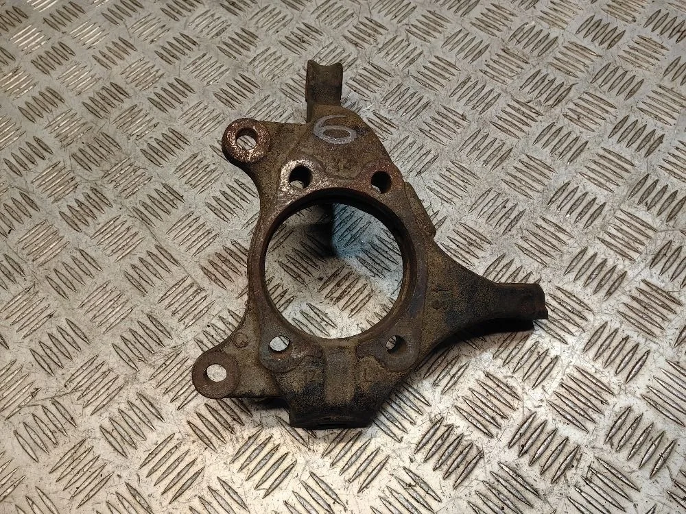 Кулак поворотный передний левый Toyota RAV4 III