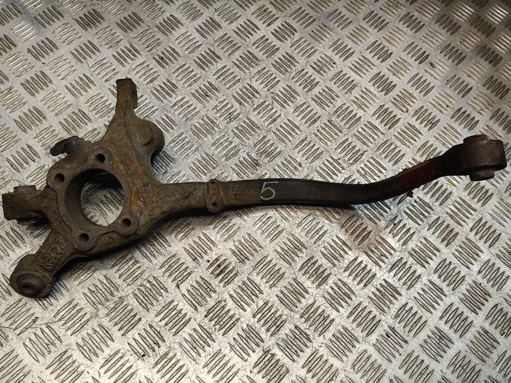 Кулак задний правый Mitsubishi Galant 8