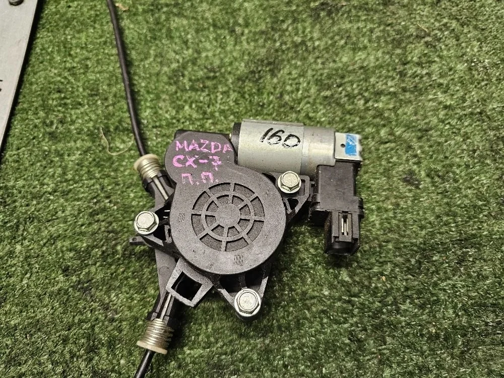 Моторчик стеклоподъемника передний правый Mazda