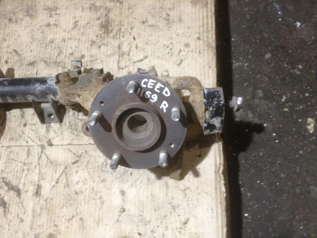 Кулак поворотный передний правый Kia Ceed 1