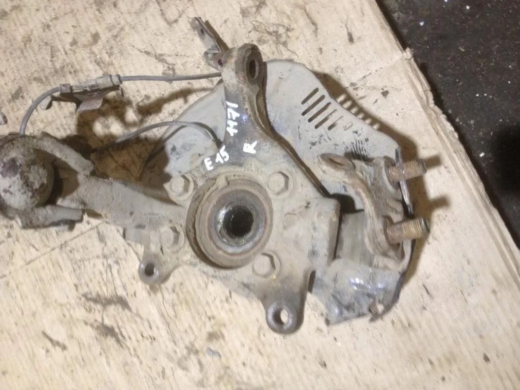 Кулак поворотный передний правый Toyota Corolla E150