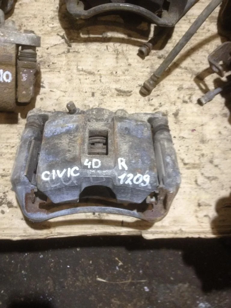 Суппорт передний правый Honda Civic 4D FD