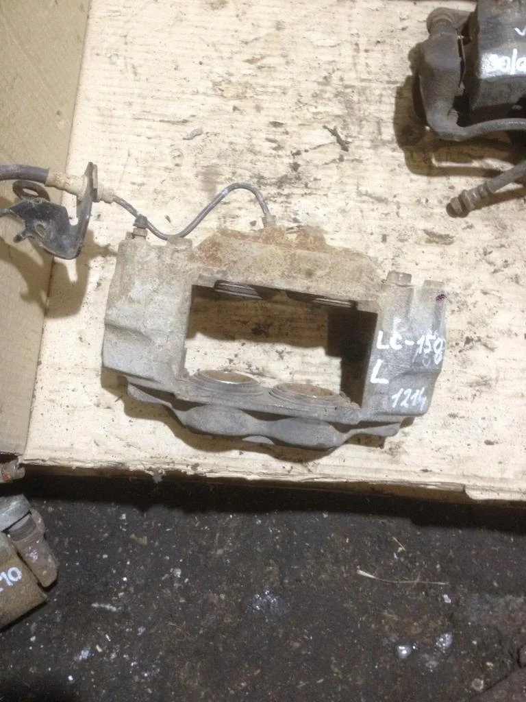 Суппорт передний левый Toyota Land Cruiser Prado J150