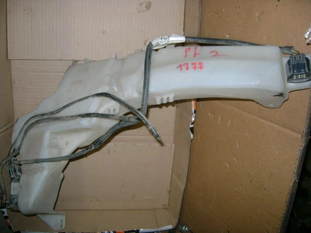 Бачок омывателя лобового стекла Ford Focus 2