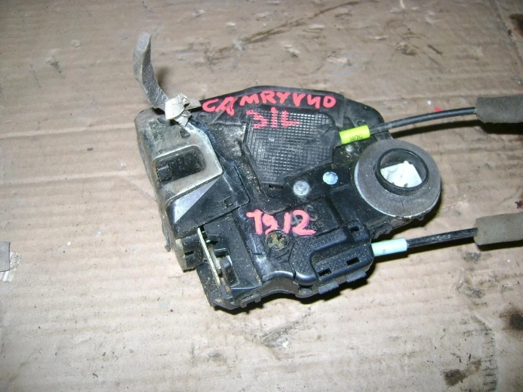 Замок двери задней левой Toyota Camry XV40