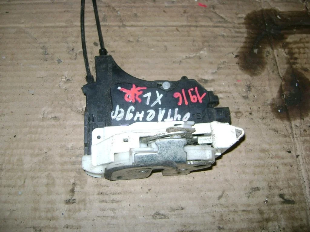 Замок двери задней правой Mitsubishi Outlander 2 CW