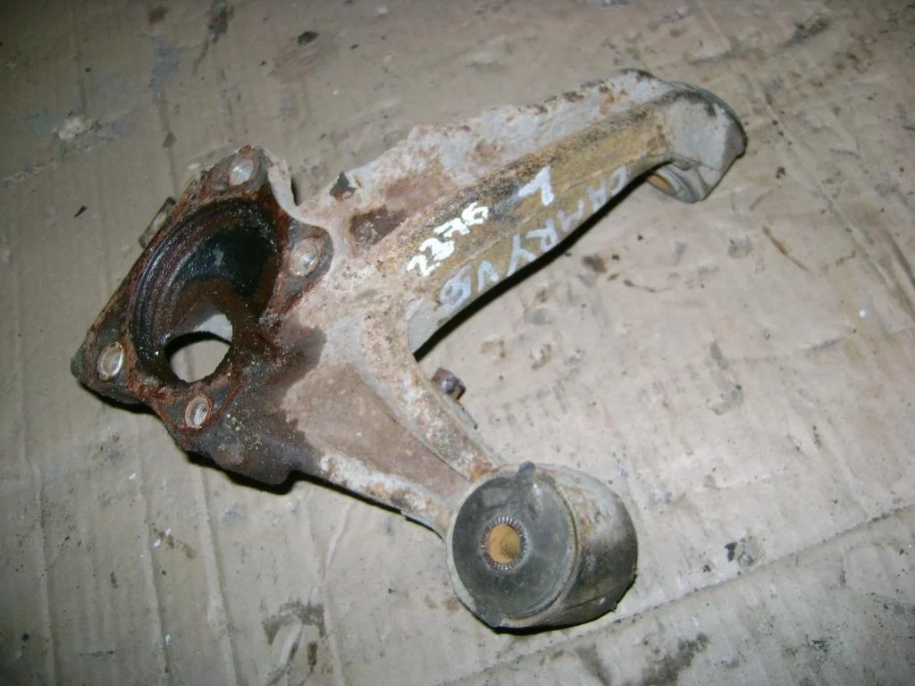 Кулак поворотный задний левый Toyota Camry XV50