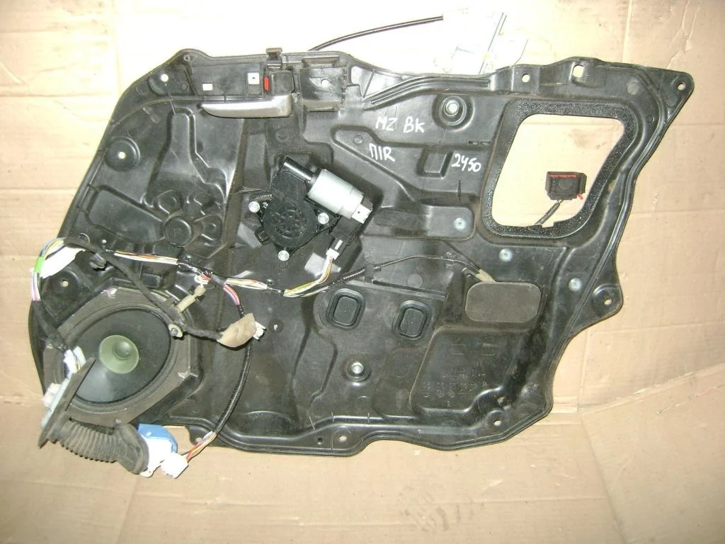 Стеклоподъемник передний правый Mazda 3 BK