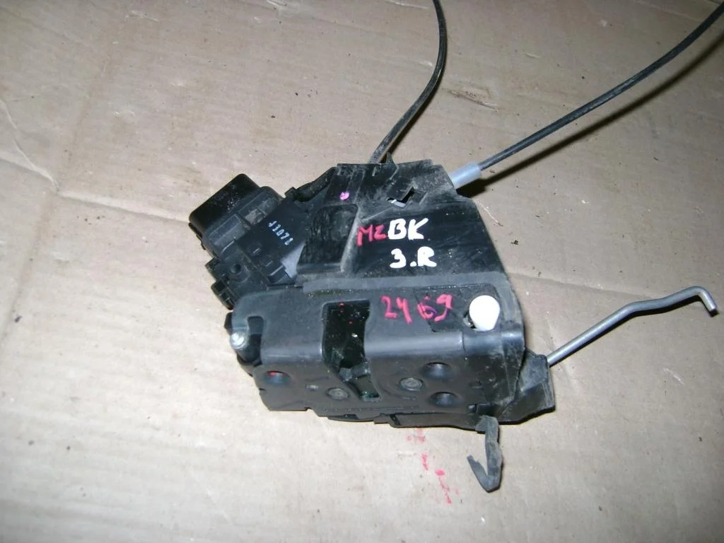 Замок двери задней правой Mazda 3 BK