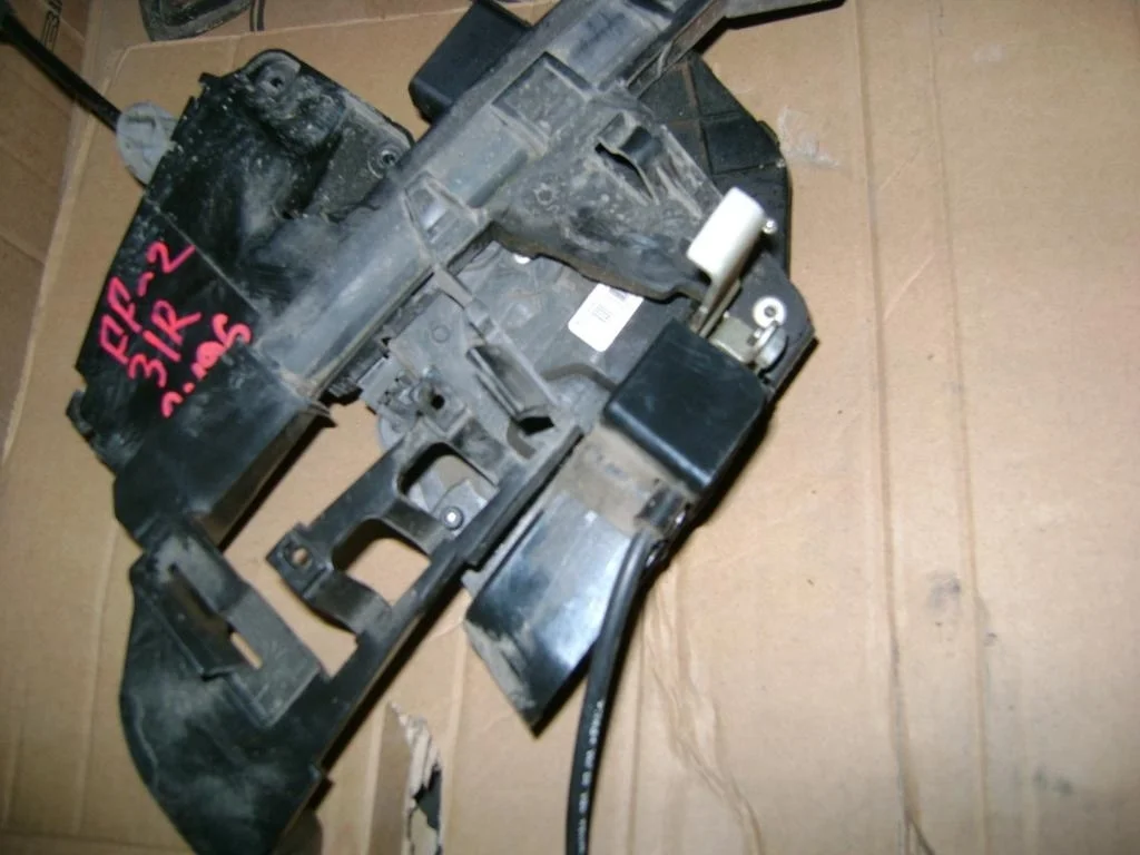 Замок двери задней правой Ford Focus 2