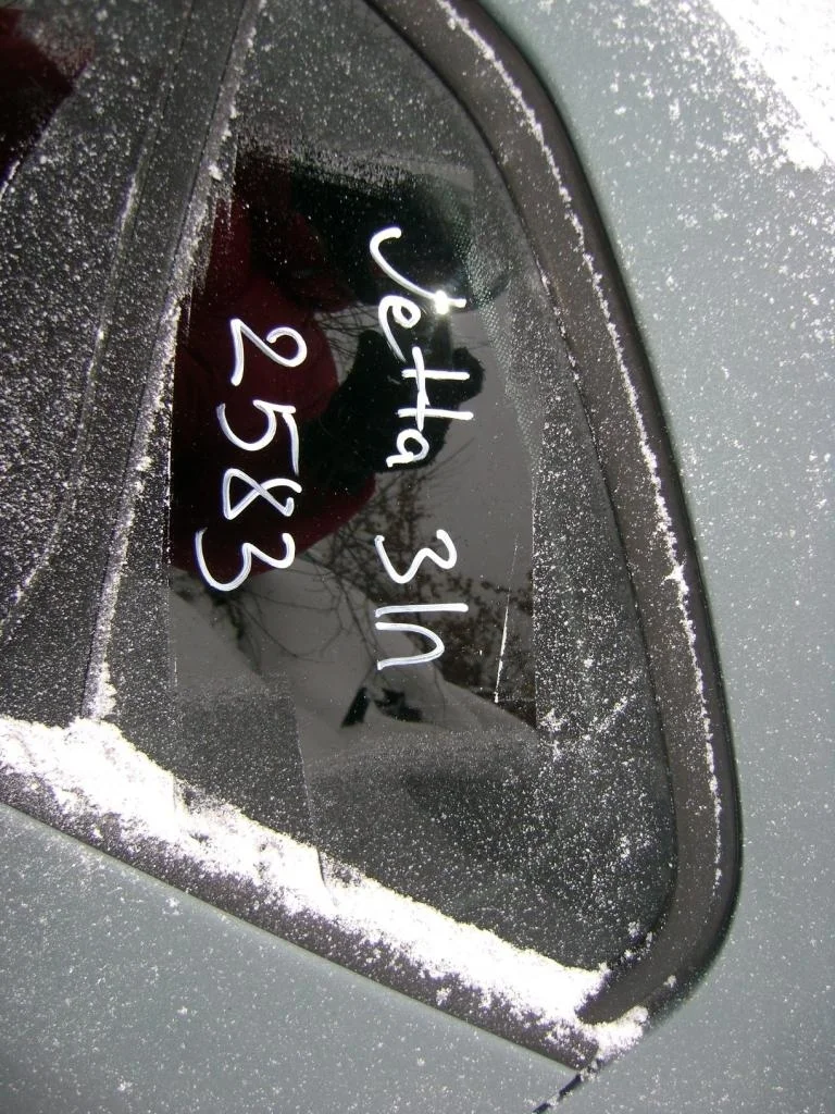 Стекло двери задней левой форточка Volkswagen Jetta 2009 A5