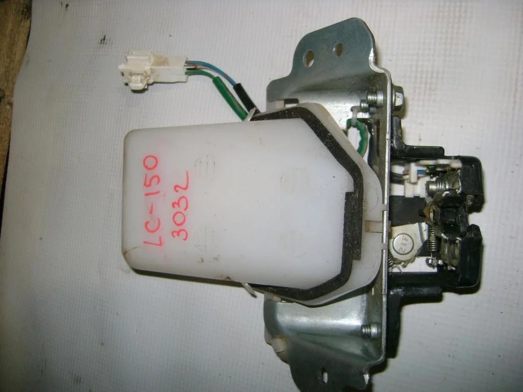 Замок стекла багажника Toyota Land Cruiser Prado J150