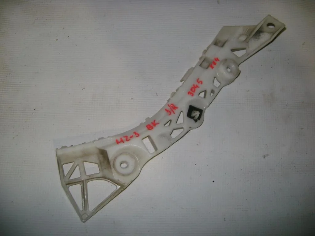 Кронштейн заднего бампера правый Mazda 3 BK