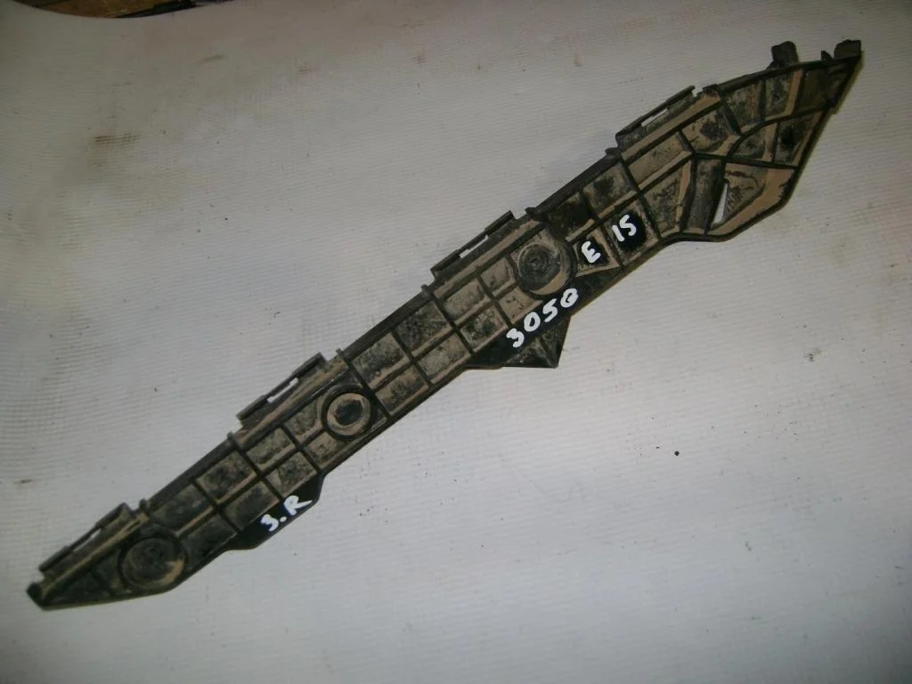 Кронштейн заднего бампера правый Toyota Corolla E150