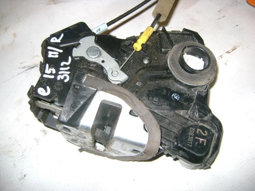 Замок двери передней правой Toyota Corolla E150