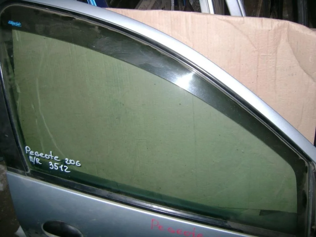 Стекло двери передней правой Peugeot 206 2006