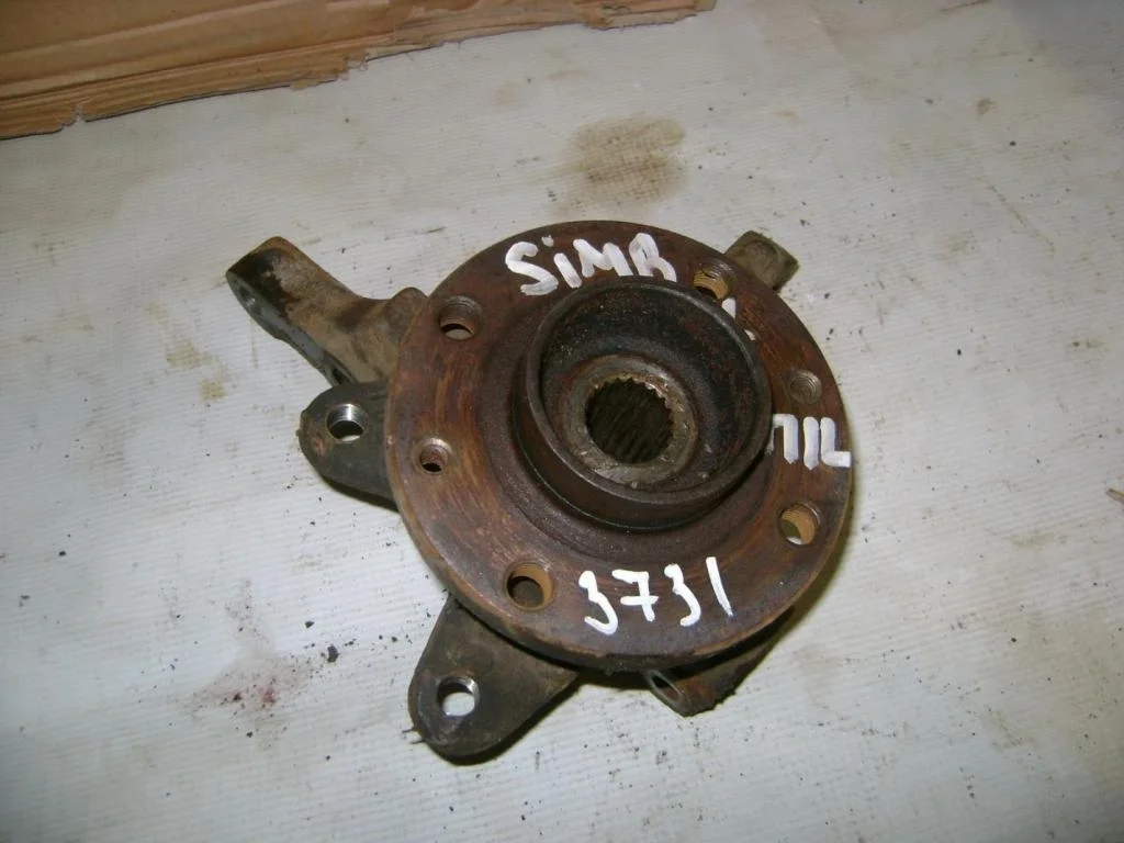 Кулак поворотный передний левый Renault Symbol 1 2000