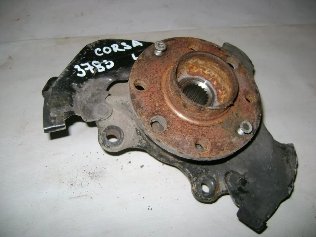 Кулак поворотный передний левый Opel Corsa D