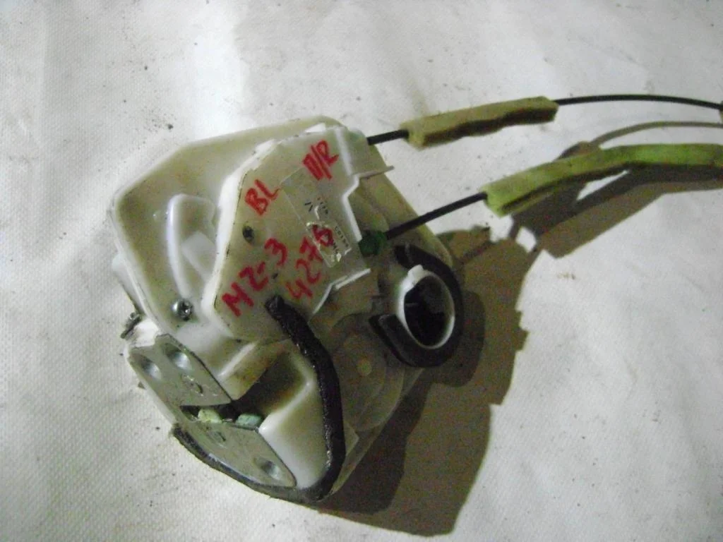 Замок двери передней правой Mazda 3 BL