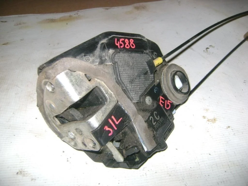 Замок двери задней левой Toyota Corolla E150