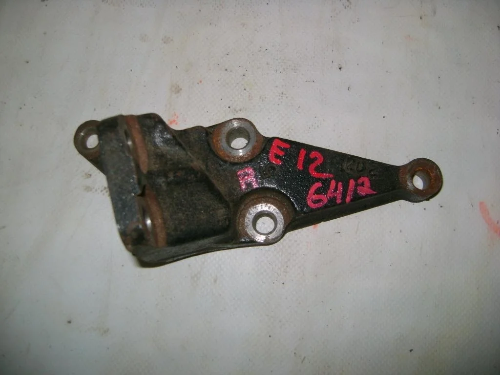 Кронштейн двигателя правый Toyota Corolla E120