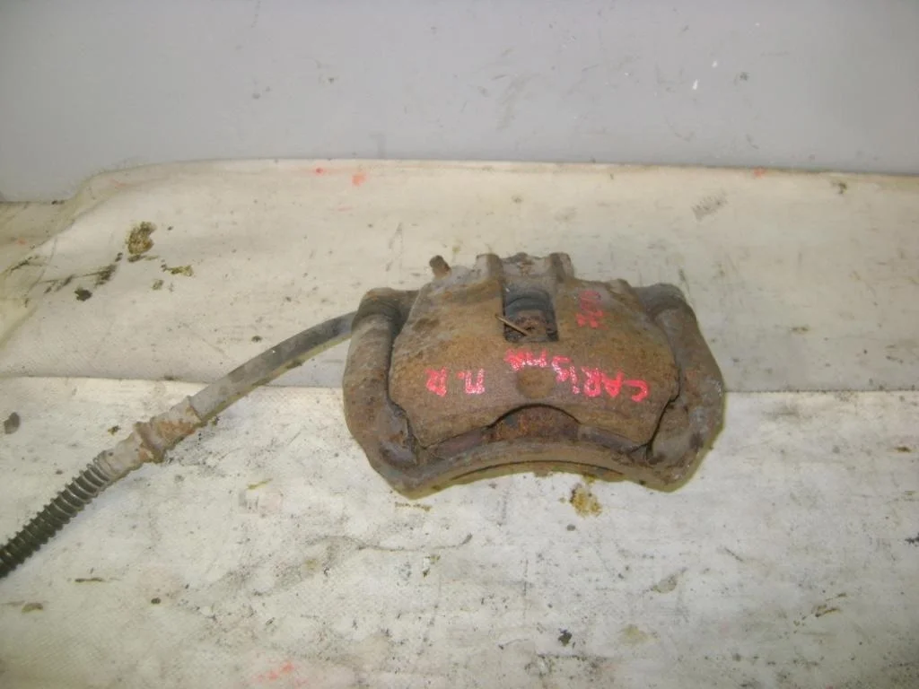 Суппорт передний правый Mitsubishi Carisma DA