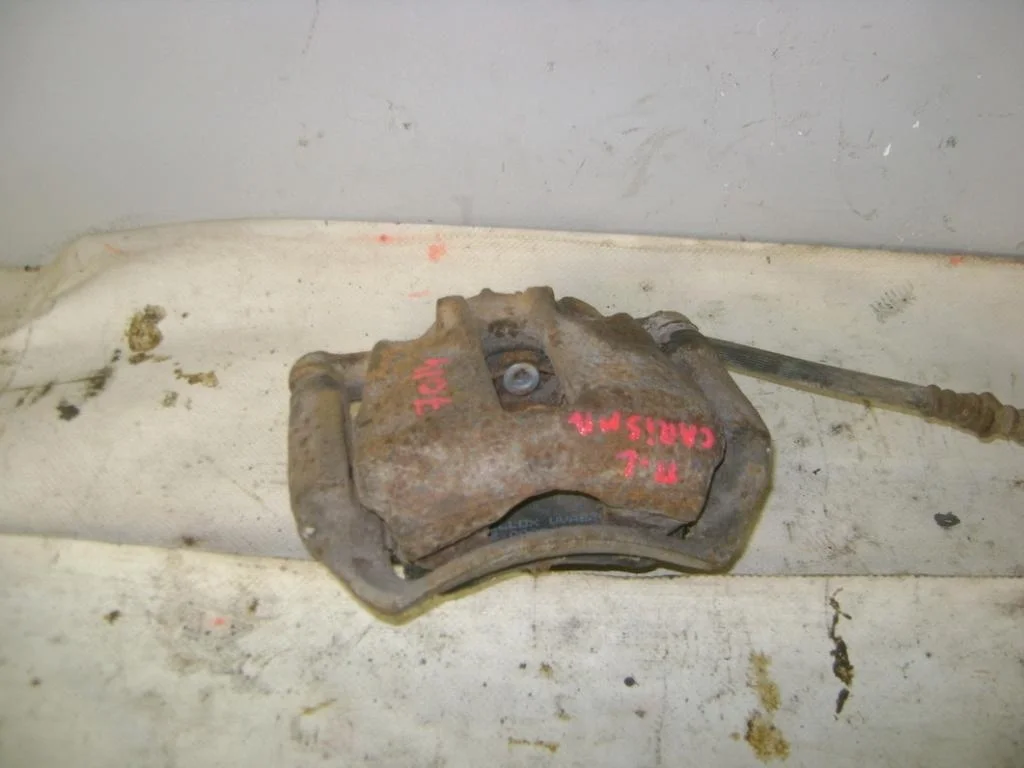 Суппорт передний левый Mitsubishi Carisma DA