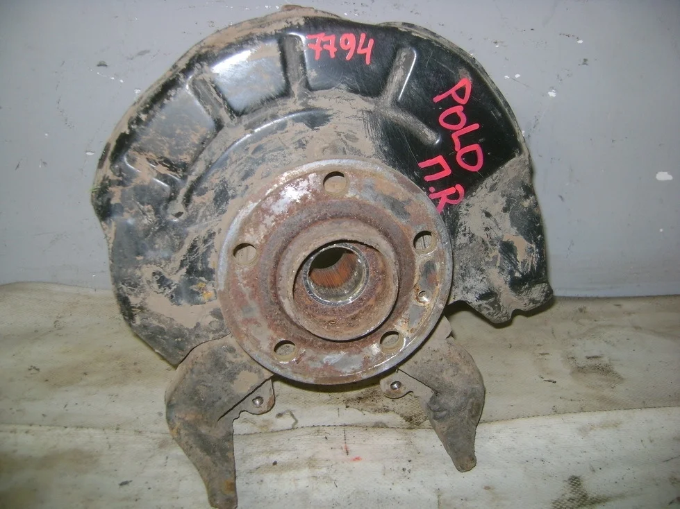 Кулак поворотный передний правый Volkswagen Polo 5 2011