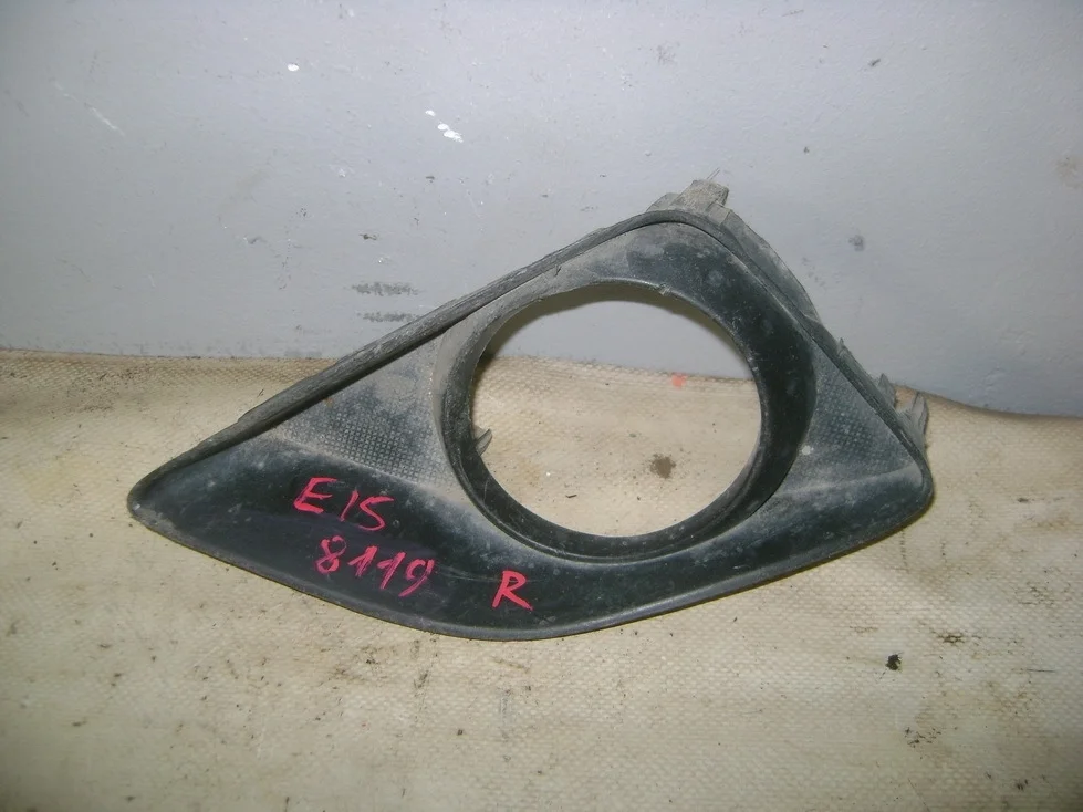 Рамка противотуманой фары правой Toyota Corolla E150