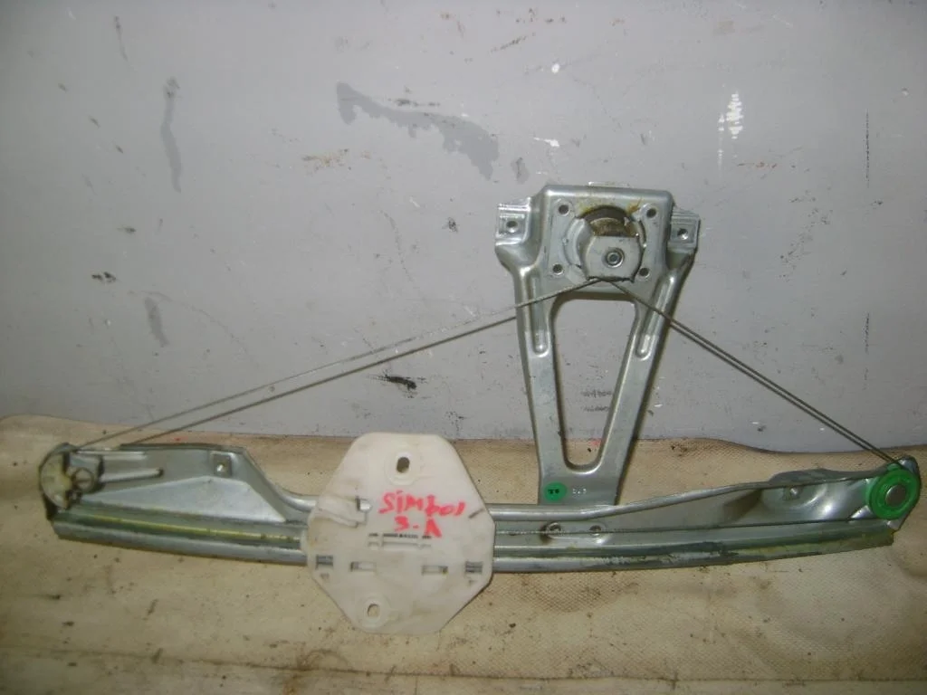 Стеклоподъемник механический задний левый Renault Symbol 1 2000