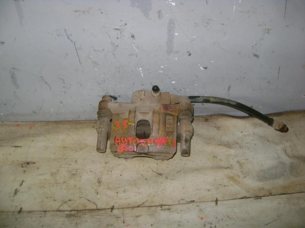 Суппорт задний правый Mitsubishi Outlander 1 CU