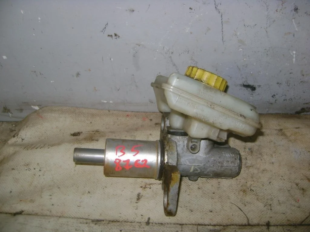 Цилиндр тормозной главный Volkswagen Passat B5