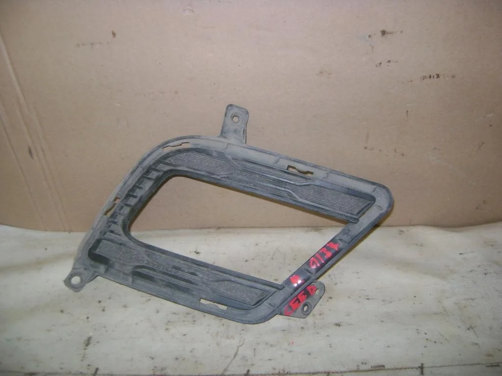 Решетка в бампер правая Kia Ceed 1