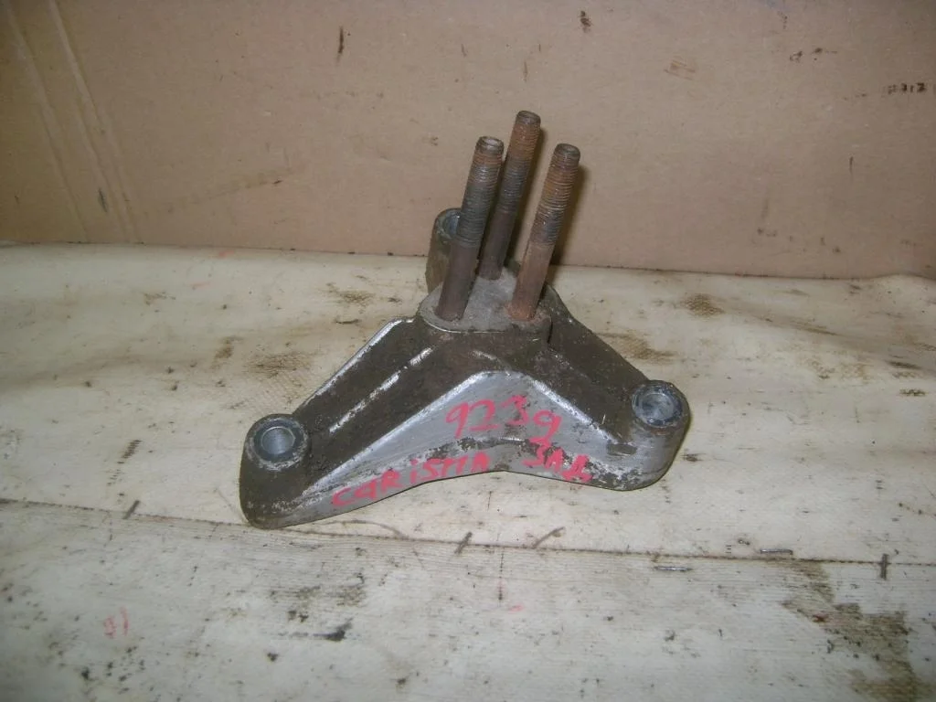 Кронштейн кпп левый Mitsubishi Carisma DA