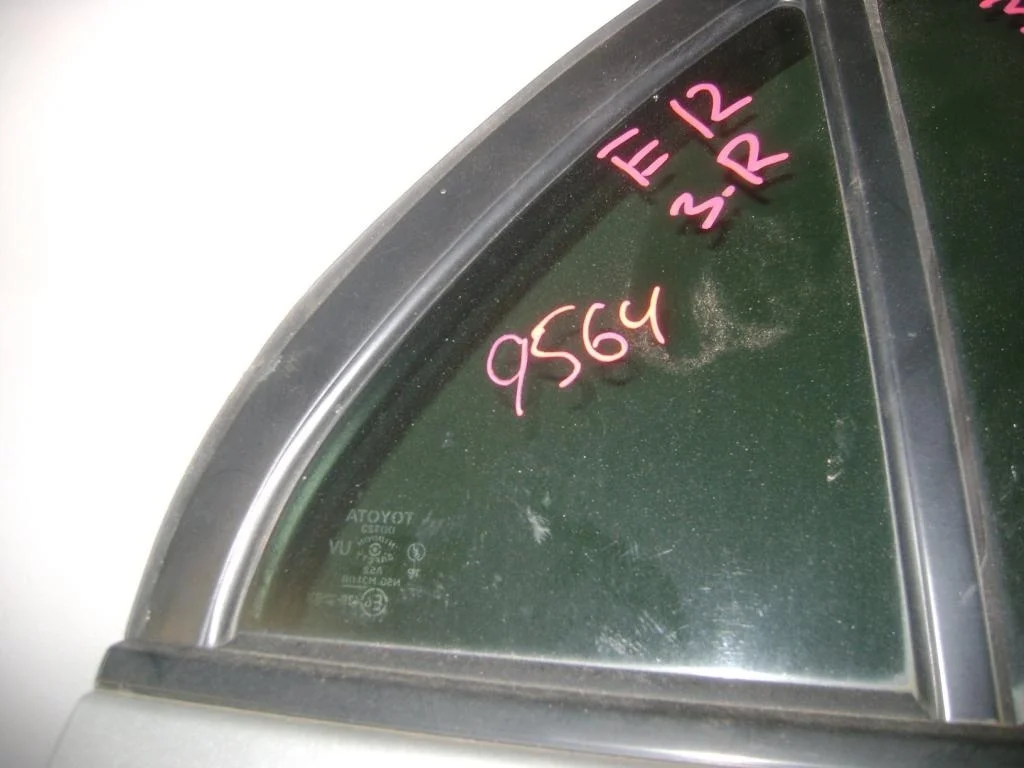 Стекло двери задней правой форточка Toyota Corolla E120