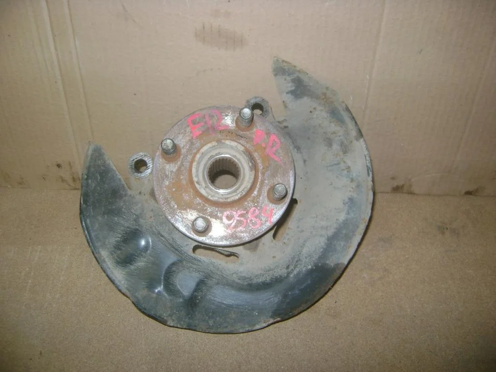 Кулак поворотный передний правый Toyota Corolla E120