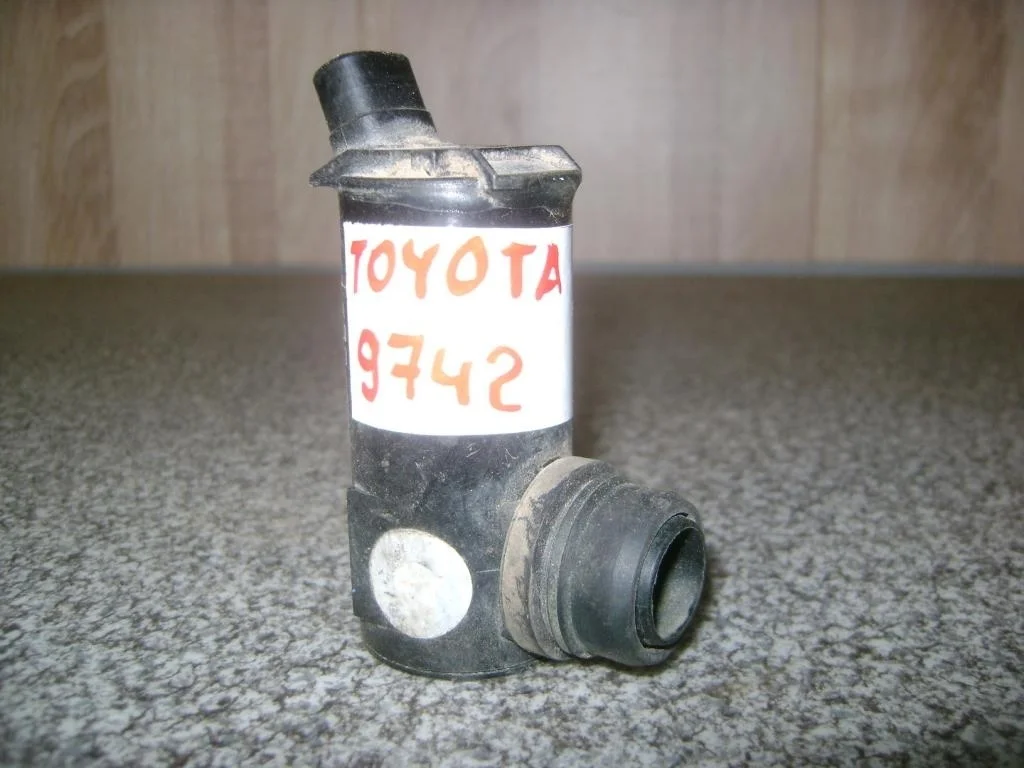 Насос омывателя Toyota Land Cruiser J100